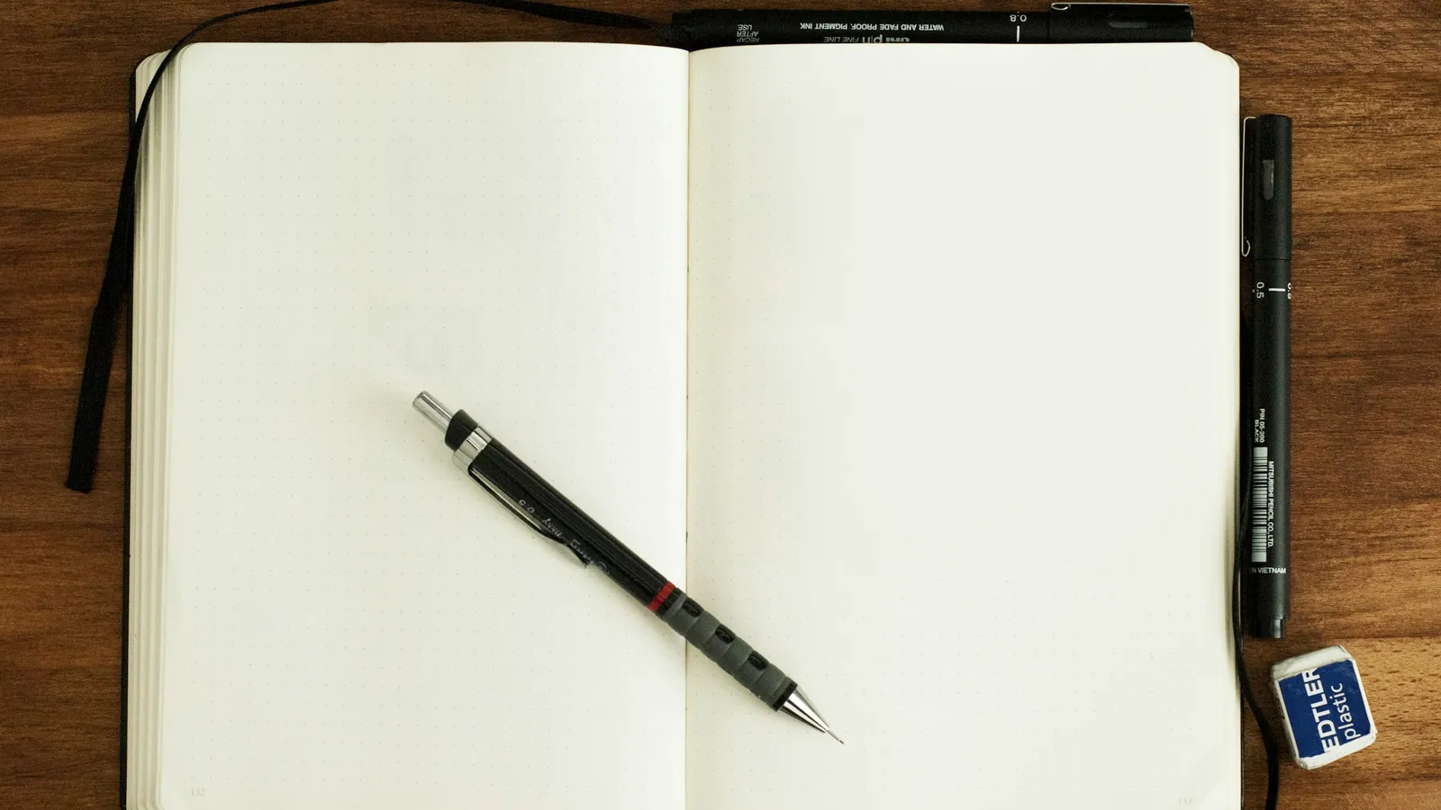 Cuaderno abierto con pluma sobre un escritorio de madera, solicitar una propuesta