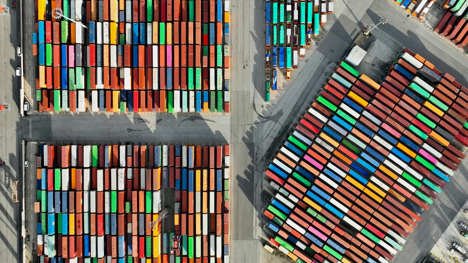 Vista aérea de una terminal de contenedores ordenados, mercancía vendida a crédito entre empresas