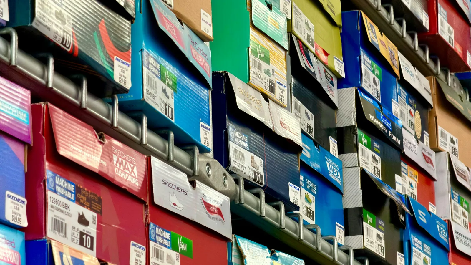 Cajas de producto de colores en anaqueles, registro y protección de marcas en Guadalajara