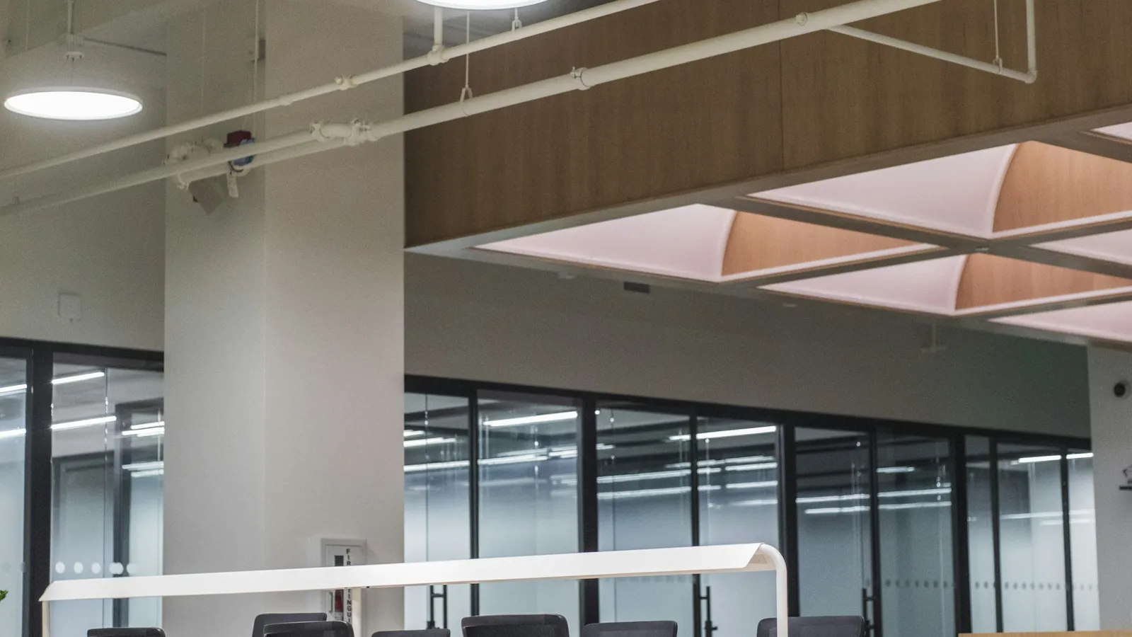 Oficina corporativa moderna con columnas y área de trabajo, jurídico externo para empresas