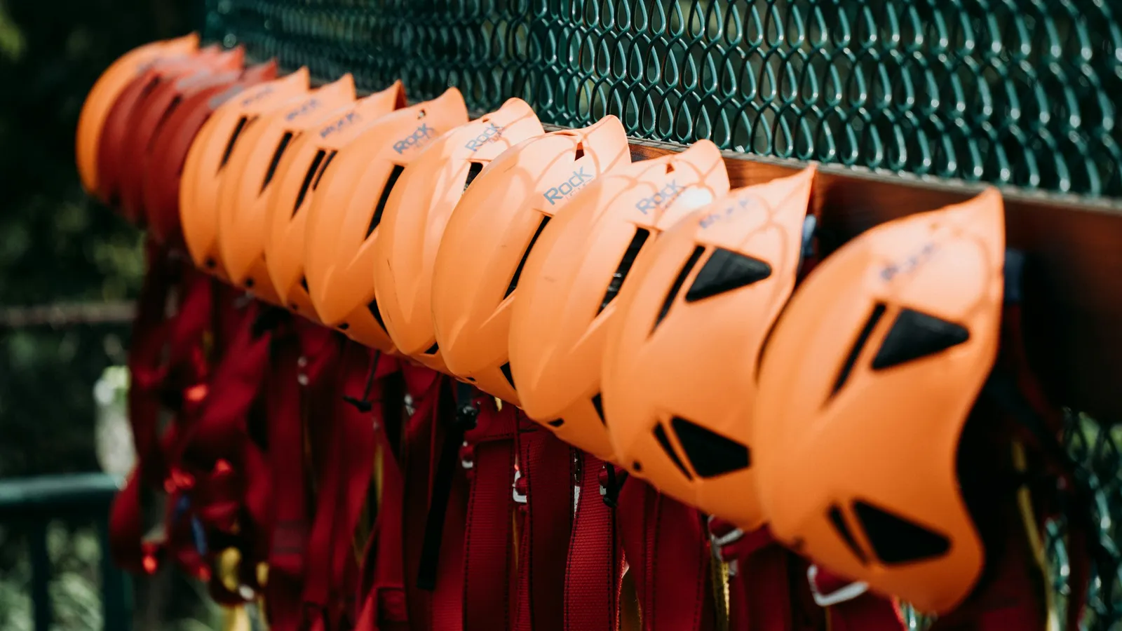 Cascos de seguridad naranjas colgados en fila, abogado laboral para empresas en Guadalajara