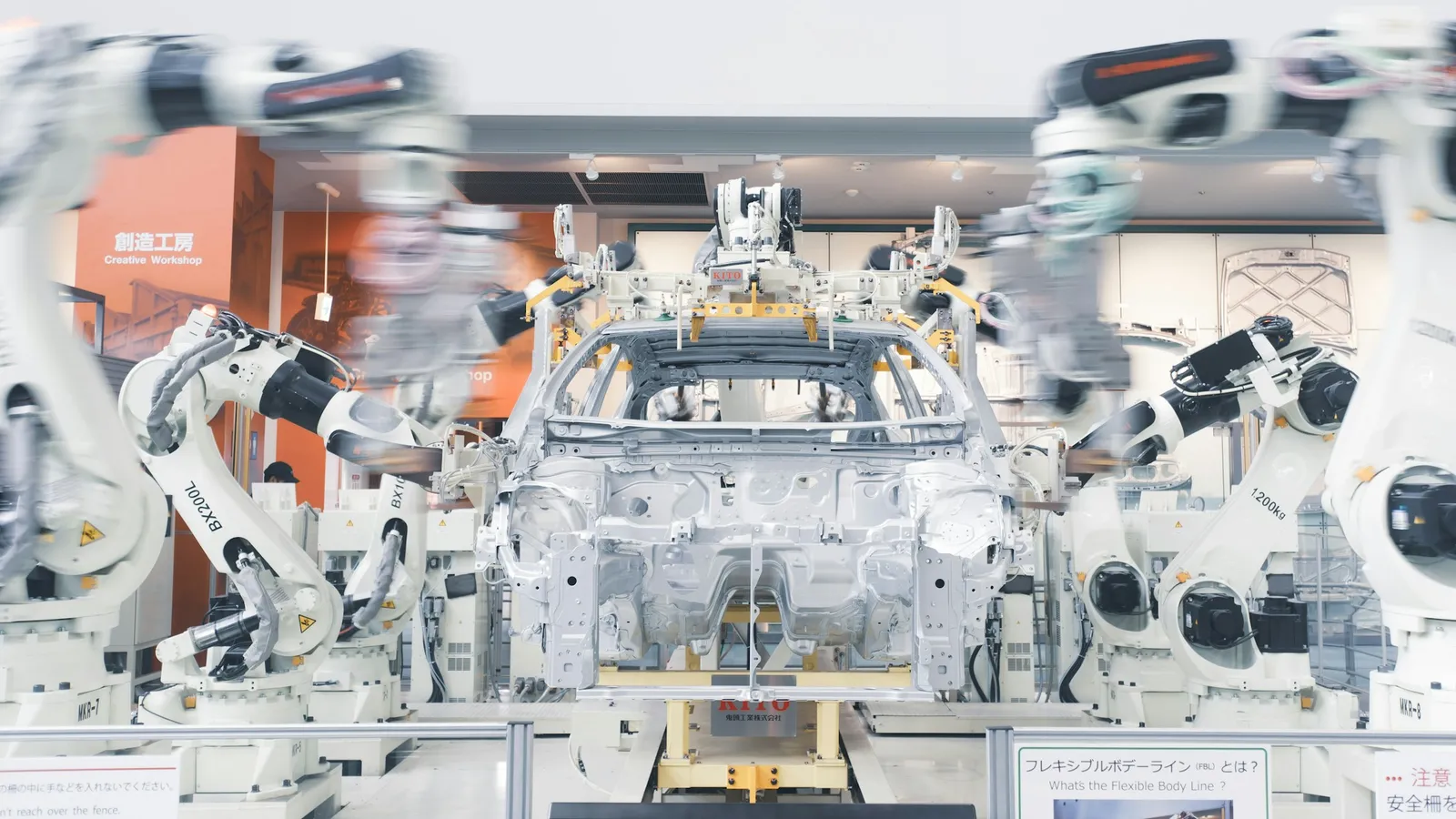 Línea de ensamble automotriz con brazos robóticos, sectores industriales que atendemos