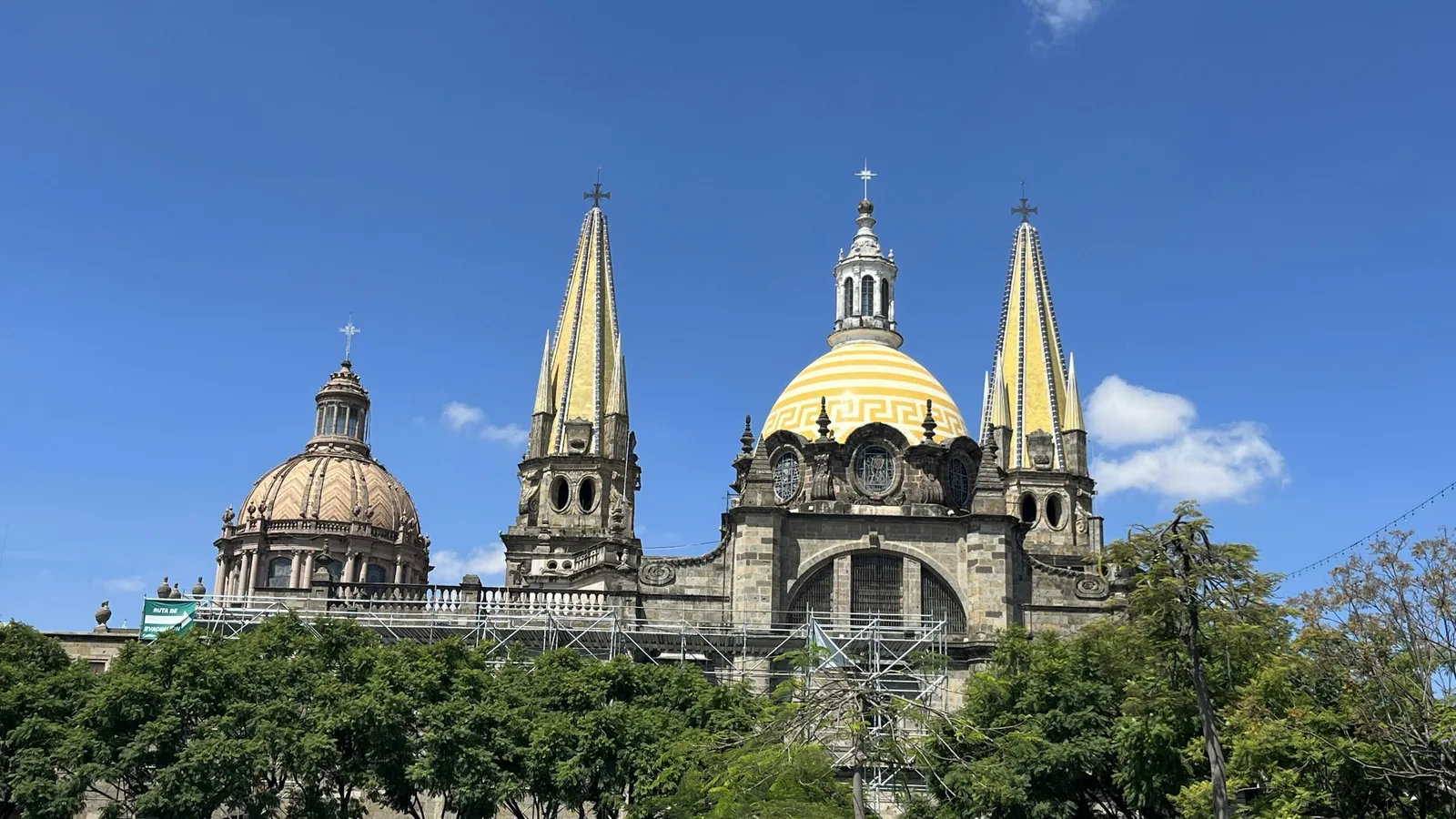 Catedral de Guadalajara con sus torres y cúpula, áreas de práctica del despacho en Guadalajara