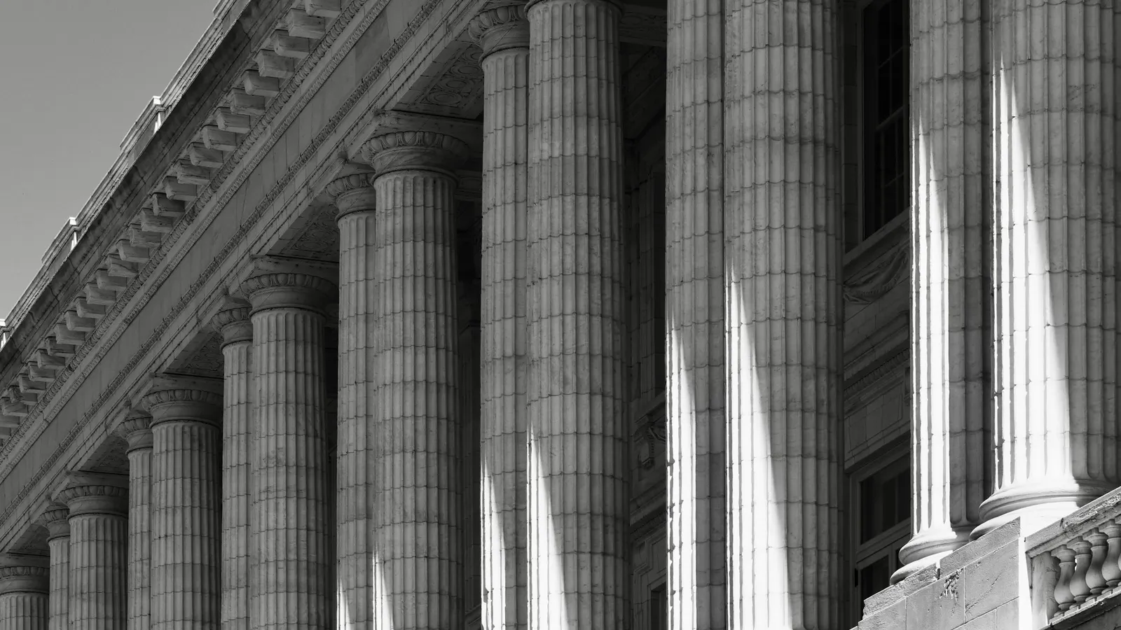 Columnas de piedra de un edificio judicial en blanco y negro, litigio mercantil en Guadalajara