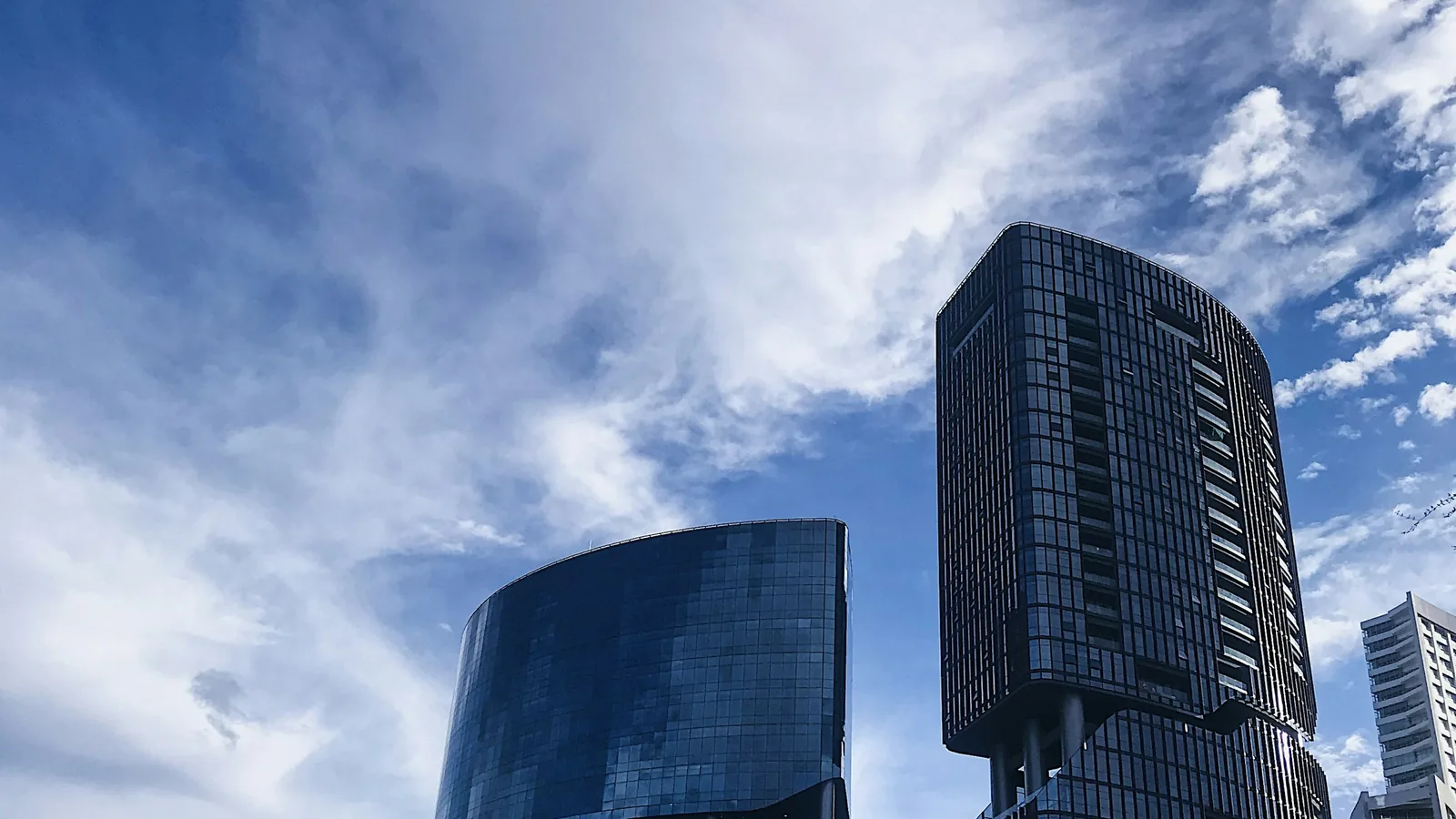 Torres de oficinas en Zapopan bajo un cielo azul, contacto con el despacho SNZ Legal Group