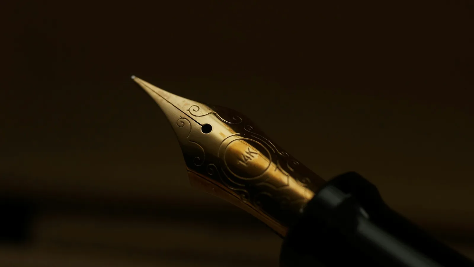 Pluma fuente sobre fondo oscuro, cómo cobrar un pagaré vencido
